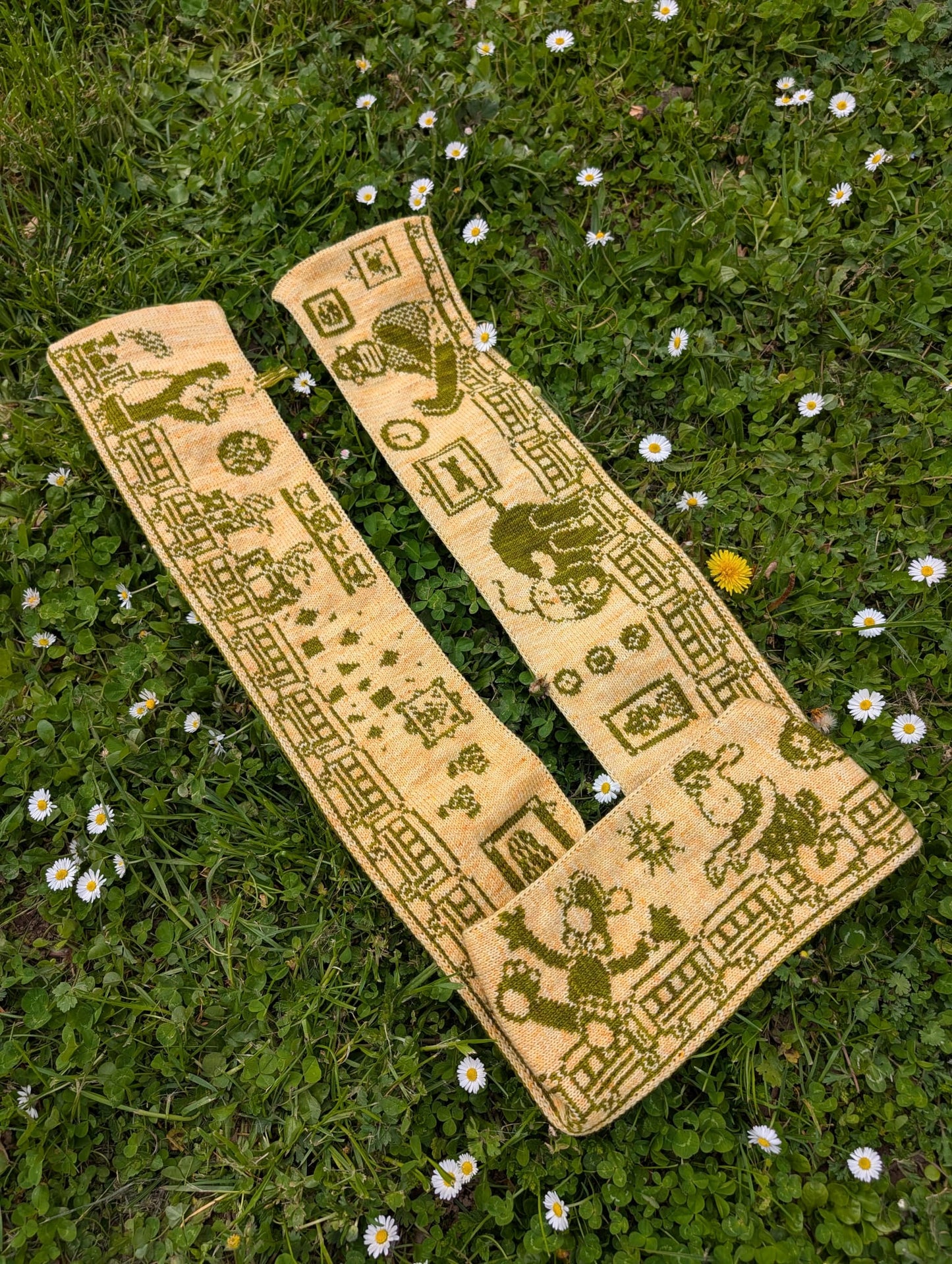 The Cheese And Cracker Thief Scarf Pattern